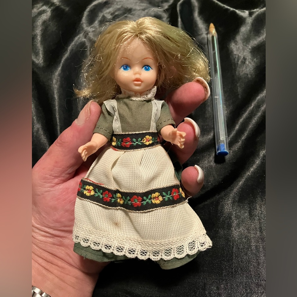 Vintage Fishel Dolls of All Nations Bookshelf Collectables